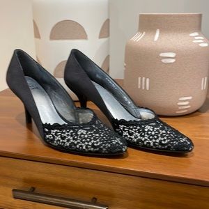 NEW! 🖤Stuart Weitzman Satin, Lace and Sequin Kitten Heel dress shoe - size 7.5